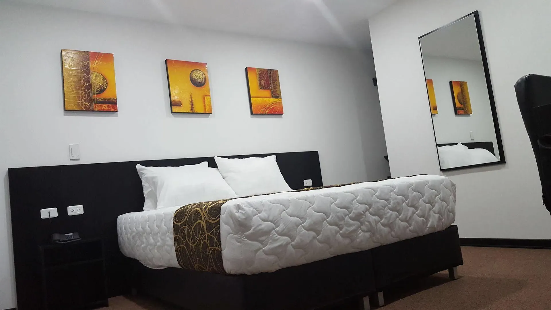 Ayenda 1063 Golden Hotel Bogotá